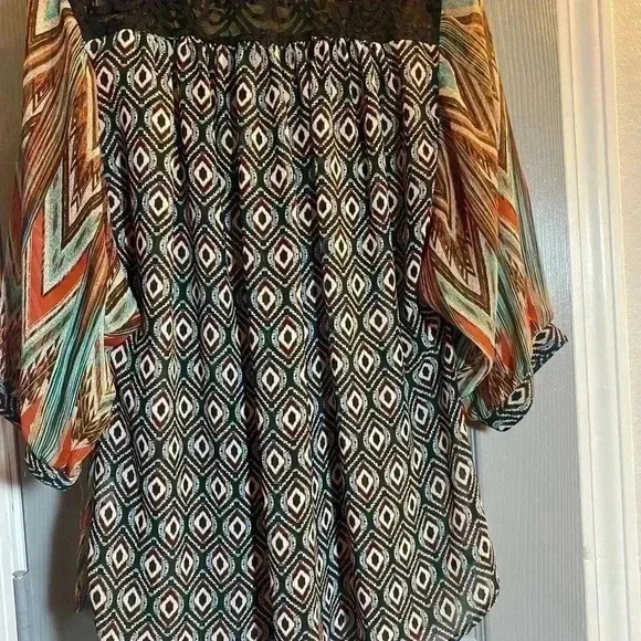 Figueroa & Flower top with Boho look colors are teal brown tan cream & rust Lg. - Picture 9 of 10